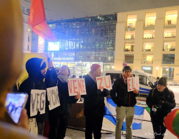 Berlin’de ABD’nin Venezuela’ya yönelik askeri darbesine  protesto