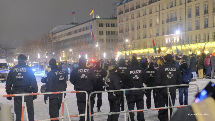 Berlin’de ABD’nin Venezuela’ya yönelik askeri darbesine  protesto