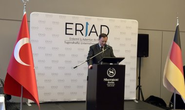 Berlin’de Ramazan buluşması: Büyükelçi Gökhan Turan ve ERİAD Başkanı Ali Uzun’dan birlik ve dayanışma mesajı