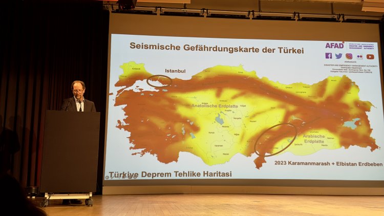 Üç yıl sonra Berlin’de deprem hafızası: Gürcan Öztürk’ün objektifinden bir felaketin izleri