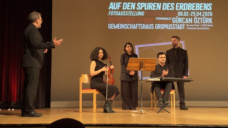 Üç yıl sonra Berlin’de deprem hafızası: Gürcan Öztürk’ün objektifinden bir felaketin izleri