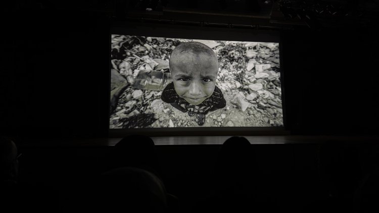 Üç yıl sonra Berlin’de deprem hafızası: Gürcan Öztürk’ün objektifinden bir felaketin izleri