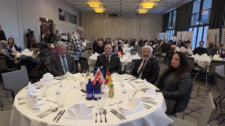 Berlin’de Ramazan buluşması: Büyükelçi Gökhan Turan ve ERİAD Başkanı Ali Uzun’dan birlik ve dayanışma mesajı