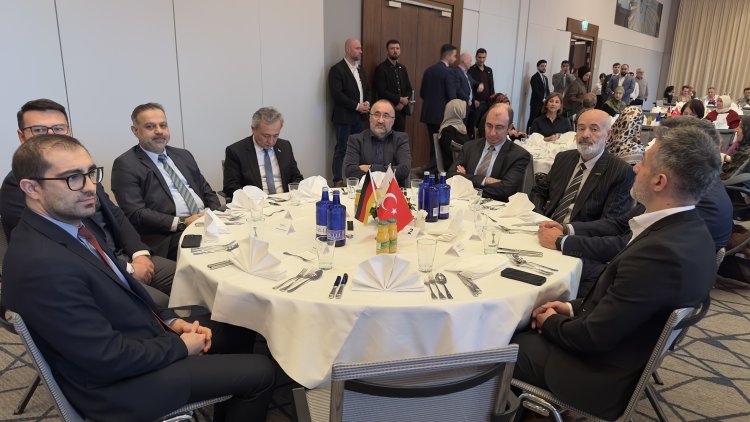 Berlin’de Ramazan buluşması: Büyükelçi Gökhan Turan ve ERİAD Başkanı Ali Uzun’dan birlik ve dayanışma mesajı