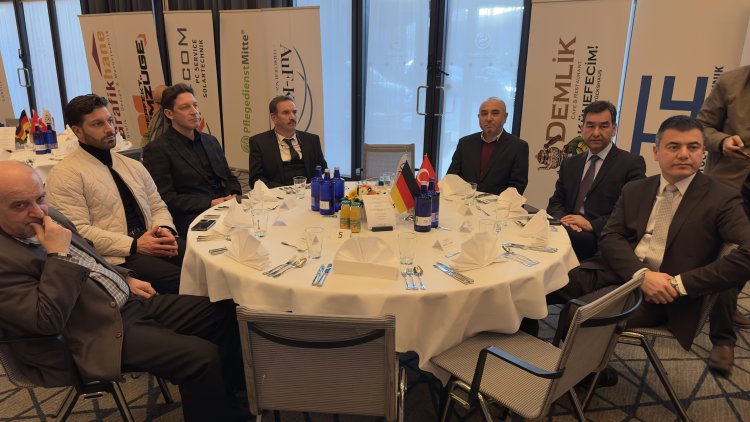 Berlin’de Ramazan buluşması: Büyükelçi Gökhan Turan ve ERİAD Başkanı Ali Uzun’dan birlik ve dayanışma mesajı