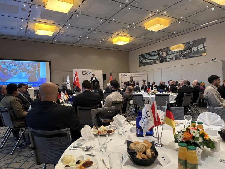 Berlin’de Ramazan buluşması: Büyükelçi Gökhan Turan ve ERİAD Başkanı Ali Uzun’dan birlik ve dayanışma mesajı