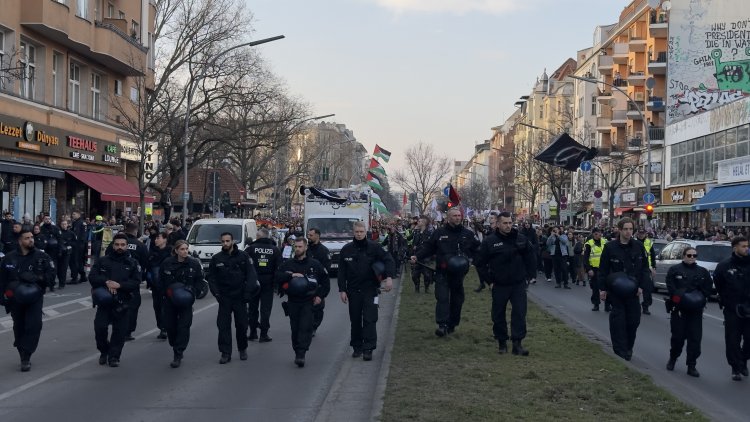 Berlin’de 8 Mart yürüyüşleri: Kottbusser Tor’dan Hermannplatz’a 6.500 kişi yürüdü