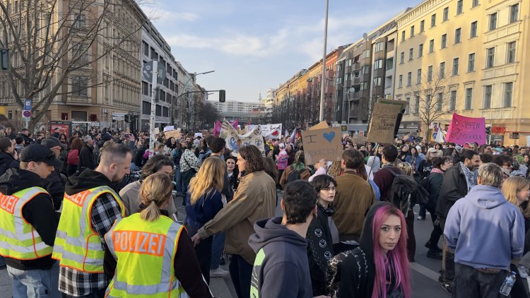 Berlin’de 8 Mart yürüyüşleri: Kottbusser Tor’dan Hermannplatz’a 6.500 kişi yürüdü