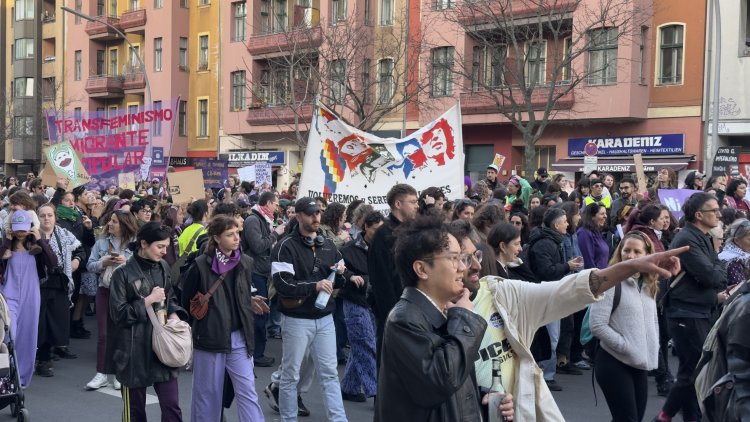 Berlin’de 8 Mart yürüyüşleri: Kottbusser Tor’dan Hermannplatz’a 6.500 kişi yürüdü
