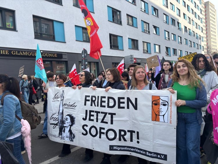 Berlin’de 8 Mart yürüyüşü: göçmen kadınlardan barış ve eşitlik çağrısı
