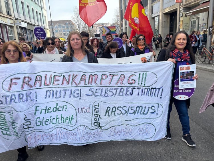 Berlin’de 8 Mart yürüyüşü: göçmen kadınlardan barış ve eşitlik çağrısı