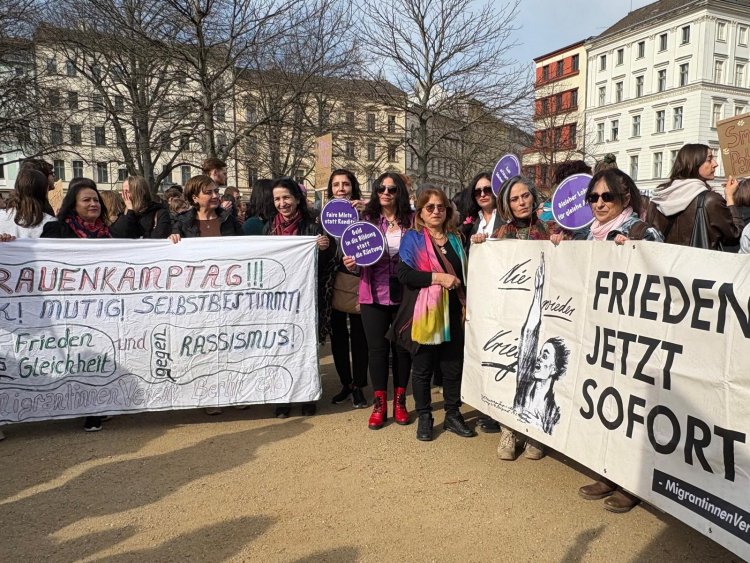 Berlin’de 8 Mart yürüyüşü: göçmen kadınlardan barış ve eşitlik çağrısı