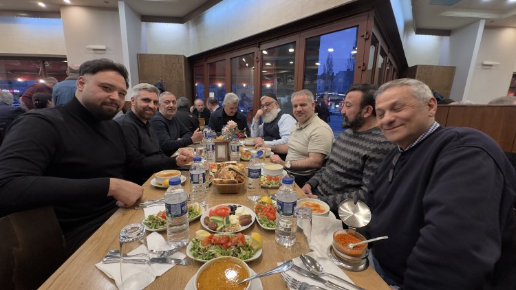 Berlin’de iftar sofrasında sürpriz kutlama: Halil Kaya’nın doğum günü dostlarıyla birlikte kutlandı