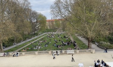 Berlin’de sıcaklık 22 dereceyi gördü: parklar doldu, yağış uyarısı geldi