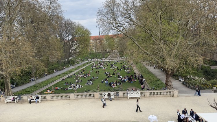 Berlin’de sıcaklık 22 dereceyi gördü: parklar doldu, yağış uyarısı geldi