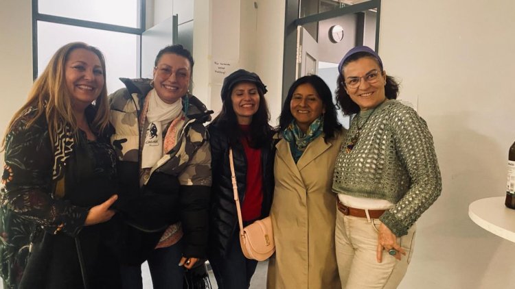 Berlin’de sahnede kadınların sesi: Divan E.V. tiyatro grubundan “Biz de varız” mesajı