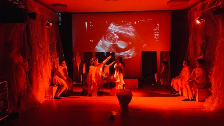 Berlin’de sahnede kadınların sesi: Divan E.V. tiyatro grubundan “Biz de varız” mesajı