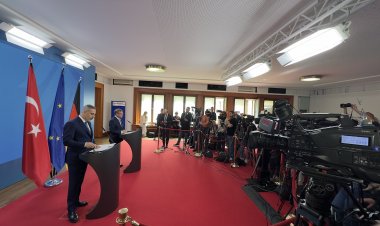 Basın ordusu Berlin’de aynı salonda buluştu: Türkiye-Almanya görüşmesine yoğun medya ilgisi