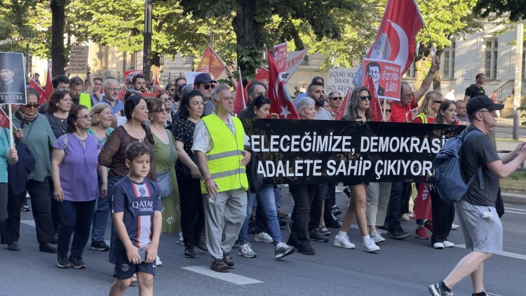 Berlin’de “Mutlak Butlana Karşı Demokrasi Yürüyüşü”