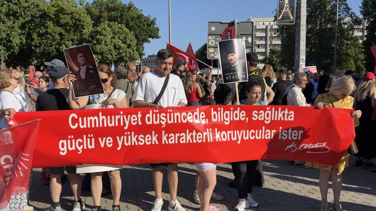 Berlin’de “Mutlak Butlana Karşı Demokrasi Yürüyüşü”