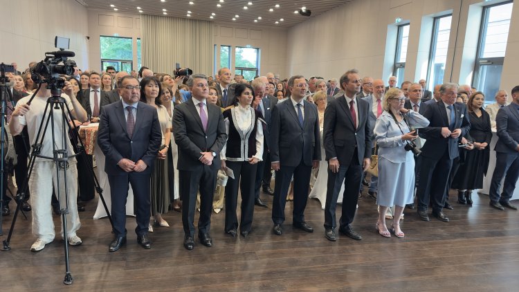 Azerbaycan’ın Bağımsızlık Günü Berlin’de geniş katılımla kutlandı