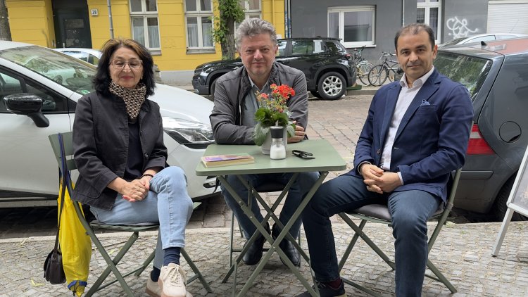 Berlin’de kadın hikâyelerini kitaplaştıran öğretmen-yazar: Münevver Altıntaş