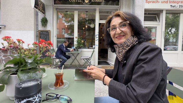 Berlin’de kadın hikâyelerini kitaplaştıran öğretmen-yazar: Münevver Altıntaş
