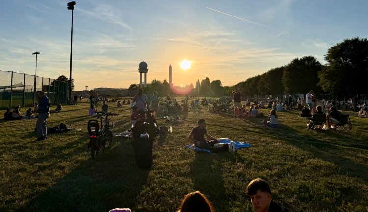 Berlin’de gökyüzü şöleni: Tempelhofer Feld’de binlerce kişi güneş tutulmasını izledi