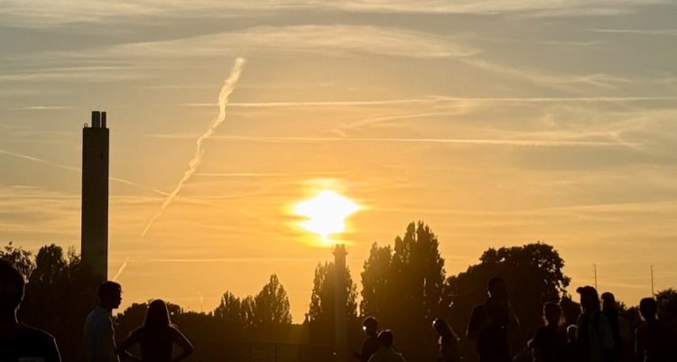 Berlin’de gökyüzü şöleni: Tempelhofer Feld’de binlerce kişi güneş tutulmasını izledi