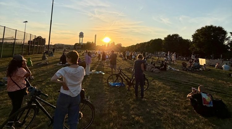 Berlin’de gökyüzü şöleni: Tempelhofer Feld’de binlerce kişi güneş tutulmasını izledi