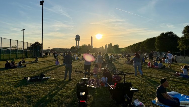 Berlin’de gökyüzü şöleni: Tempelhofer Feld’de binlerce kişi güneş tutulmasını izledi