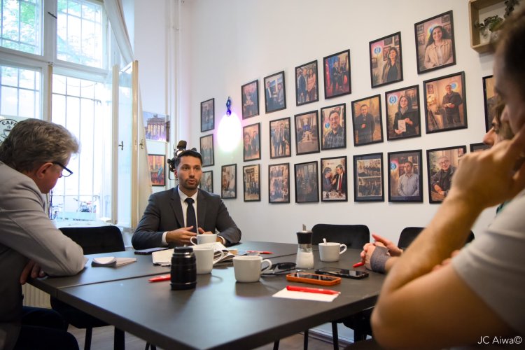 “Berlin Temiz Olsun” Afişiyle Gündem Olan Batuhan Temiz: “Toplumdaki Çifte Standardı Gösterdim”