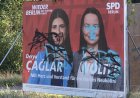 Berlin’de Seçim Afişlerine Saldırı: Derya Çağlar’dan “Yıldırma” Tepkisi