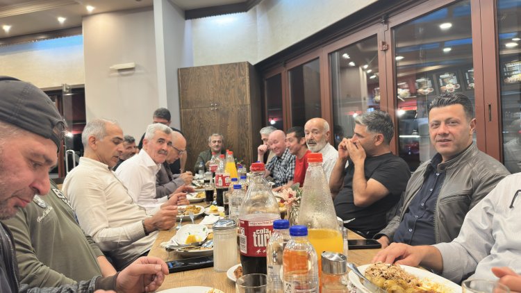 Mustafa Mutlu, torun sevincini dostlarıyla paylaştı