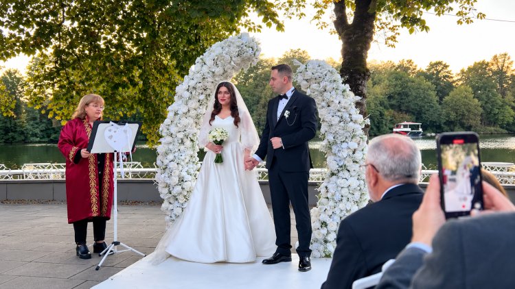 Berlin’de görkemli düğün: Aleyna ile Volkan dünyaevine girdi