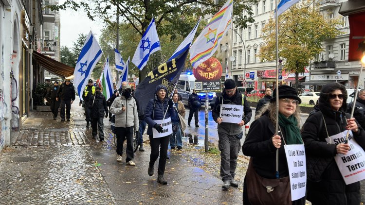 Berlin-Neukölln’de İsrail Bayraklı Yürüyüş: Hamas Karşıtı Pankartlar Taşındı