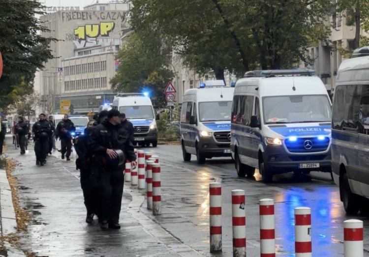 Berlin-Neukölln’de İsrail Bayraklı Yürüyüş: Hamas Karşıtı Pankartlar Taşındı