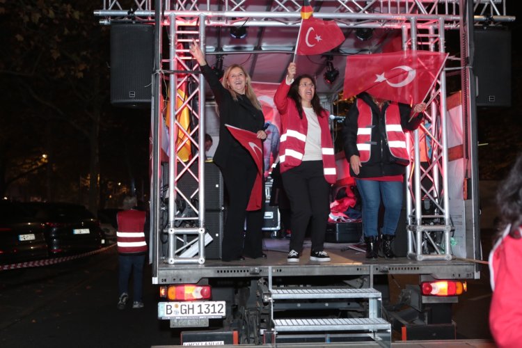 Berlin’de Cumhuriyet’in 103. yılı fener alayıyla kutlandı